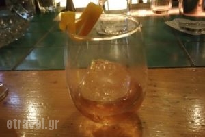 Six D.o.g.s_food_in_Caf? and Bar___